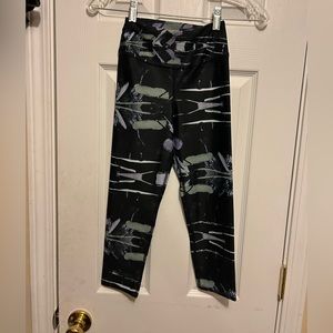 k.alleylifestyle Women’s👱🏽‍♀️Black Capris👖W Paste Green&Lavender Design Sz XS